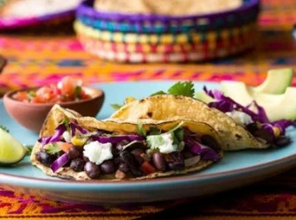 tacos-mexicains-aux-haricots-noirs-sur-une-assiette-bleue