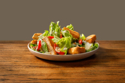 Salade Caesar Veggie préparée avec des Sensational™ Bâtonnets Croustillants Végans Garden Gourmet®