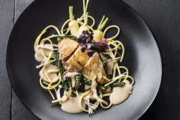 Scharrelkipfilet suprême met linguini pasta, wilde spinazie en CHEF Champignonsaus