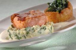 Tournedos de saumon grillé, purée aux épinards, lard fumé, ail fumé et sauce moutarde-crème