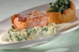 Tournedos van zalm en gerookt spek, met spinaziestamppot, gerookte look en mosterdroomsaus