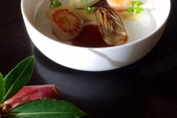 Coquilles Saint-Jacques, crème de panais, chicons et sauce au vin rouge