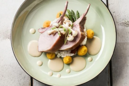 Speenvarken rack met Champignonsaus, groene asperges en Bombarijst