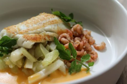 Gebakken pladijs, garnalen, venkel, aardpeer en kreeftensaus