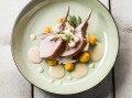 Speenvarken rack met Champignonsaus, groene asperges en Bombarijst